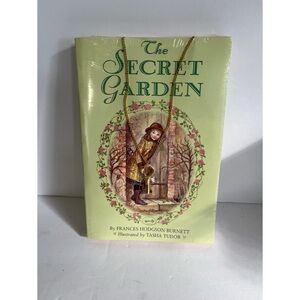 Brand New Secret Garden Paperback With Necklace